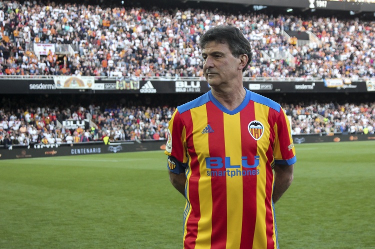 肯佩斯：梅西得去曼城、巴黎或拜仁 要么有钱要么有能成功的球员