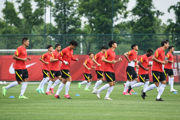 北青:国足今日训练以小范围技战术演练为主,训练强度有所减弱