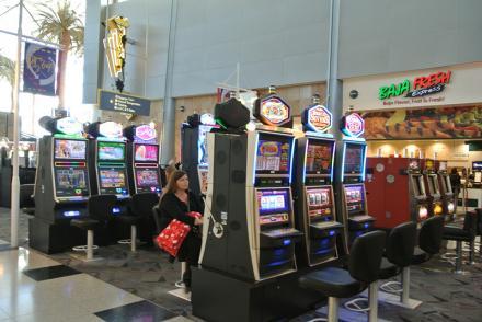 拉斯维加斯近30家赌场恢复100%容量运营 取消社交距离