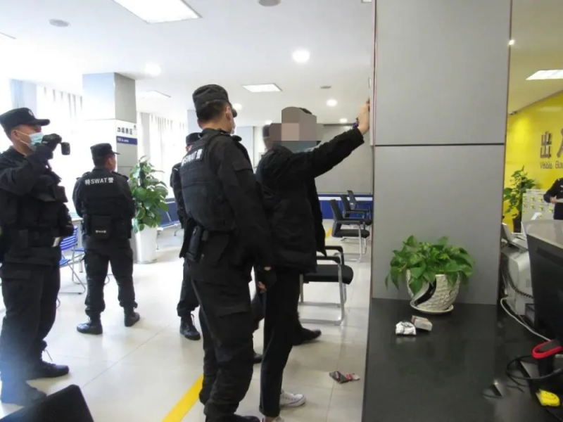 男子想出国去迪拜搞博彩，结果“第一步”就被抓了！