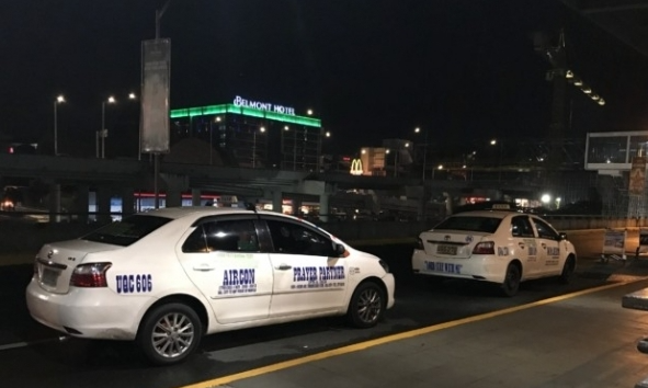 菲律宾机场警察逮捕专宰旅客的白色出租车司机