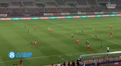 孙兴慜精彩挑球摆脱防守,黄义助抢点写意脚后跟破门