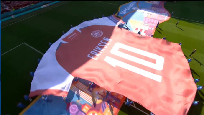 早日康复！比利时vs丹麦赛前展示巨幅埃里克森球衣