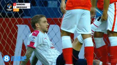 大阪外援塔格特抽筋,广州球员为其压腿!