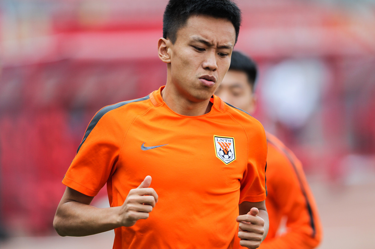 祈祷！网传泰山球员张弛遭遇断腿重伤