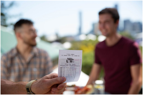 男子与邻居合买彩票中490万检查100次才相信，2人当场平分奖金