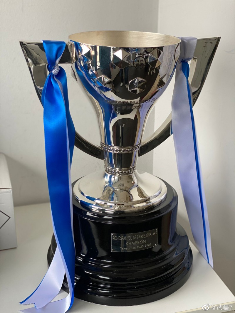 留洋生涯首个冠军，武磊微博晒西班牙人问鼎西乙冠军奖杯照