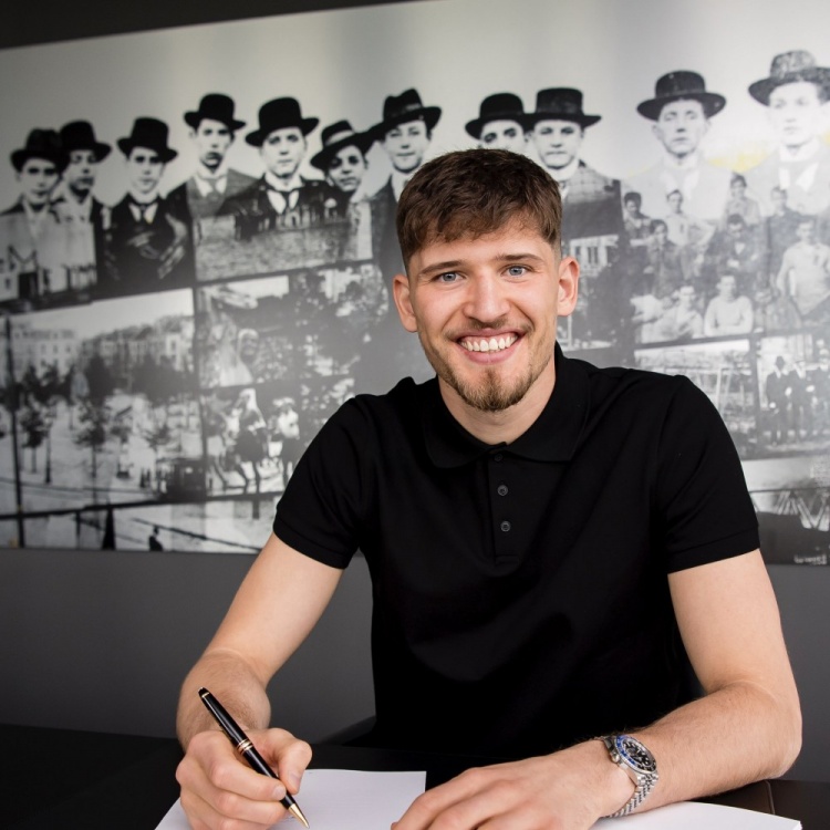 官方:斯图加特门将科贝尔加盟多特,双方签约至2026年