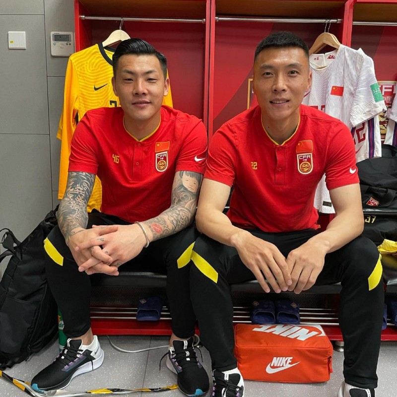 王大雷INS晒与于大宝多张合影:多年过去,我们依然并肩作战