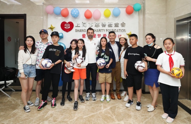 海港主帅莱科献爱心,结对助学一名高三贫困生