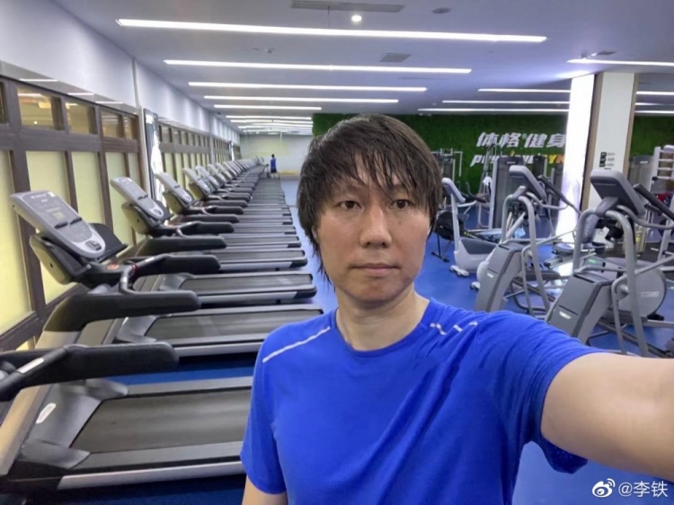 李铁微博晒健身照片：每次进步一点点！加油！