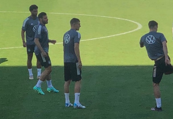 记者：明天对阵丹麦的热身赛前，克罗斯、穆西亚拉恢复合练