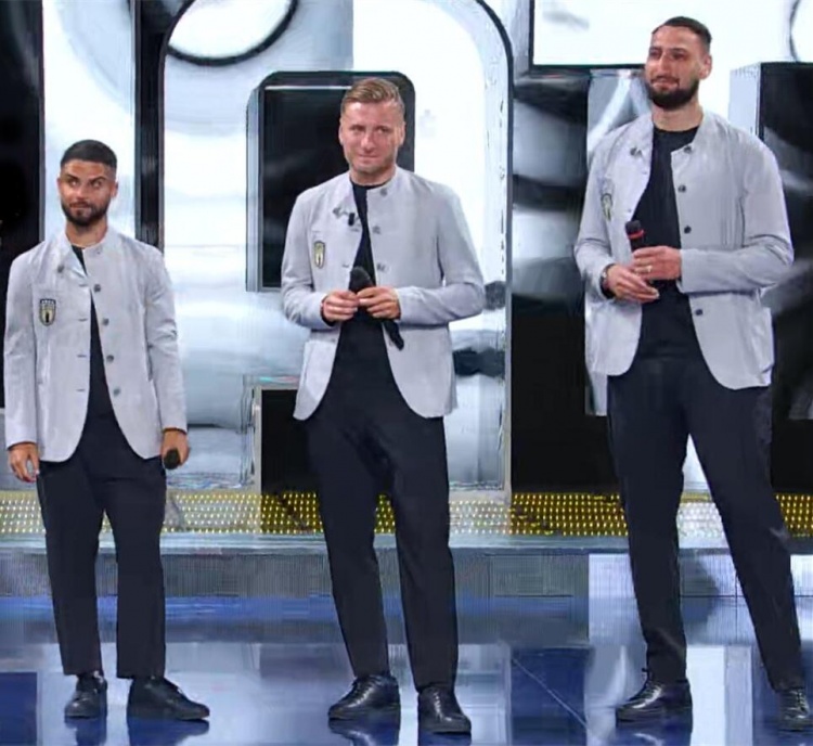 外国球迷吐槽:我们在等意大利名单,1个半小时后球员们还在唱歌