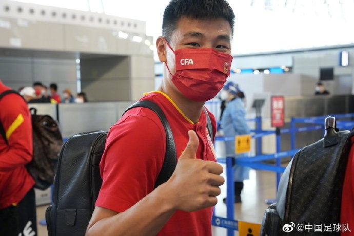 国足一行58人飞往阿联酋！赛场易地，使命不变，我们出发了！