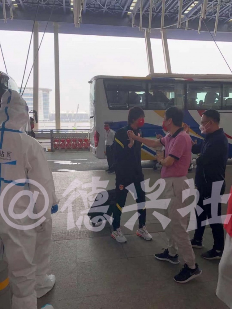 国足出发前陈戌源与李铁击掌，鼓励武磊韦世豪