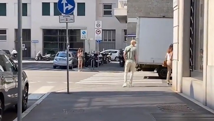 卸任一身轻,齐达内惬意漫步米兰街头