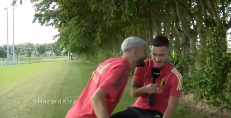 搞怪!卡拉斯科对阿扎尔贴面唱“马竞是冠军”