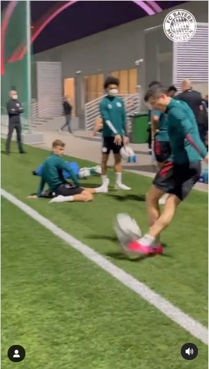 ?基操勿六？拜仁晒莱万训练中写意负角度插花脚破门