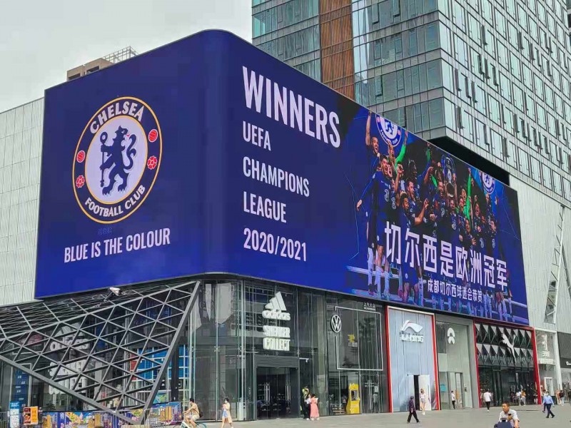 “切尔西是欧洲冠军！”蓝军球迷包下成都太古里大屏庆祝球队夺冠