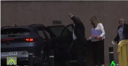 有所指？六台记者现场提问科曼是否留任，拉波尔塔竖大拇指回应