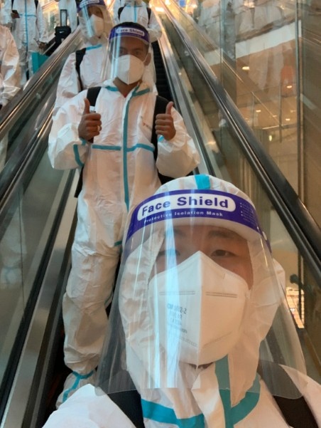 武磊全副武装晒自拍，调侃李可：身后这小伙有点帅