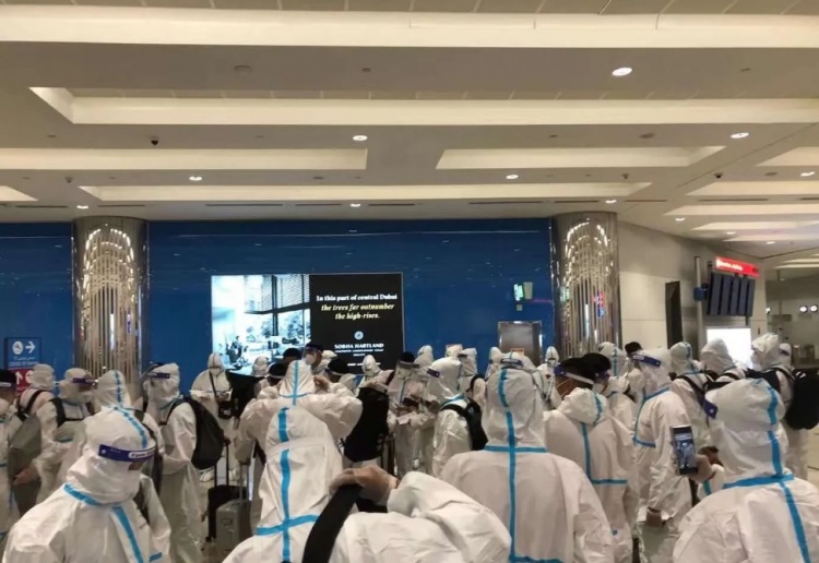 记者：中国足协也为同机的关岛队准备防疫装备，只是他们不愿穿