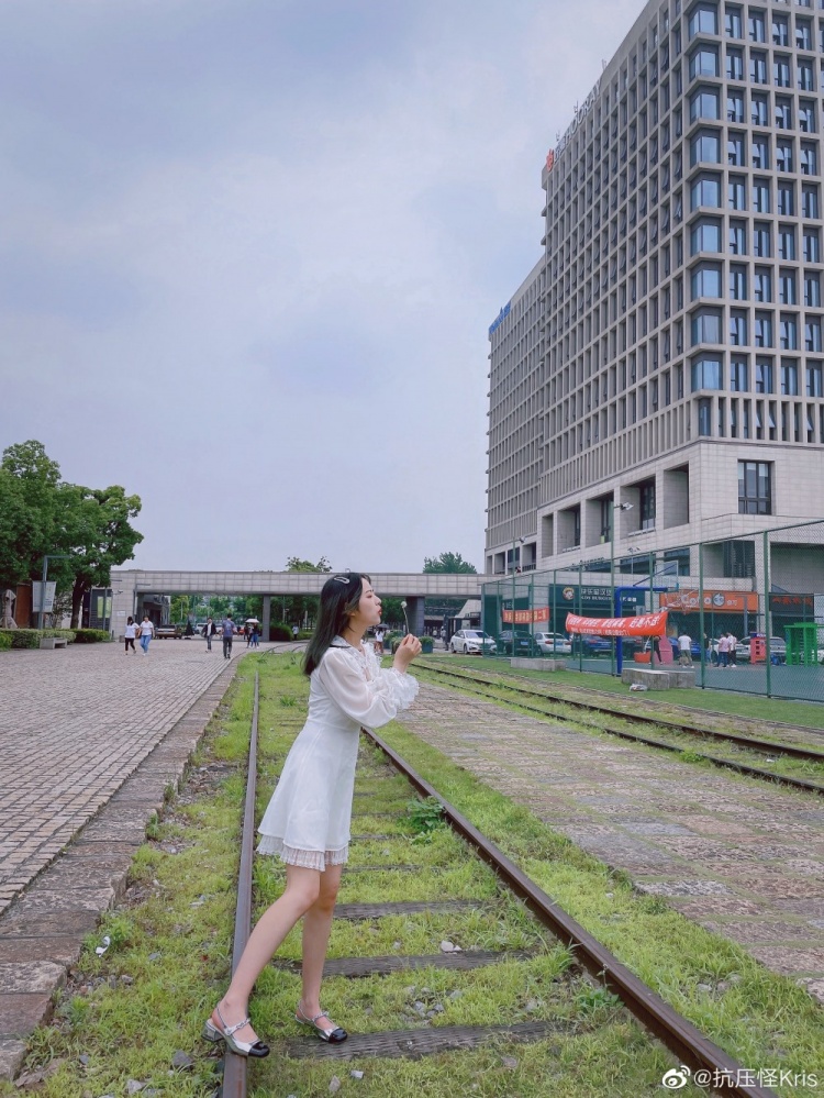 解说Kris晒照：这个蒲公英不给力！