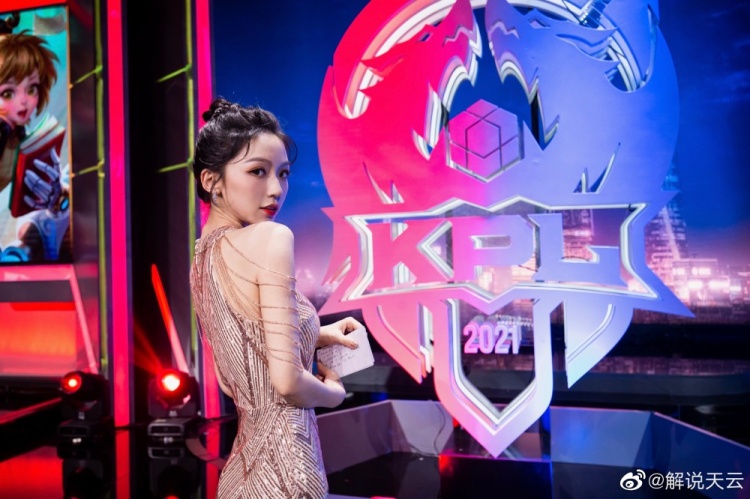 KPL解说天云晒工作照：夏至未至 继续加油??‍⚖️