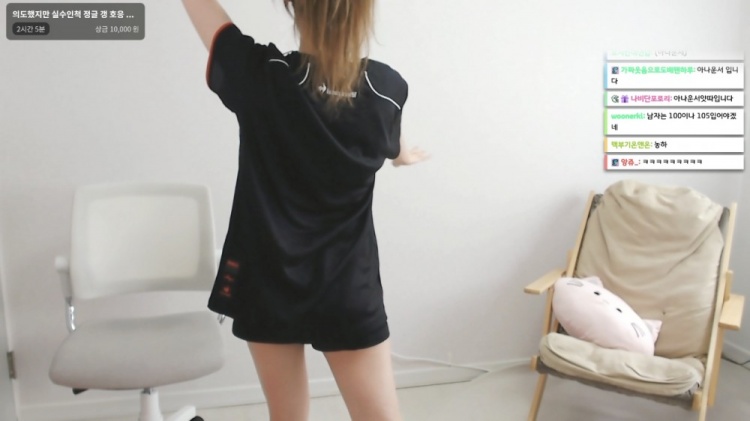 NS官博发布新队服:yattaa小姐姐试穿 小花生是男团出道?