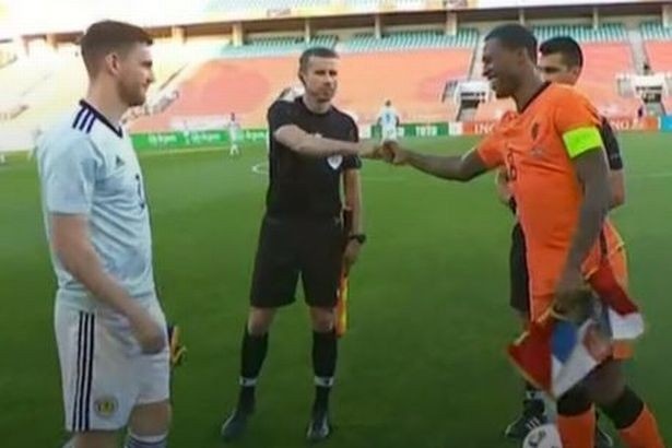 镜报:维纳尔杜姆对苏格兰赛前想和罗伯逊拥抱,后者没有答应