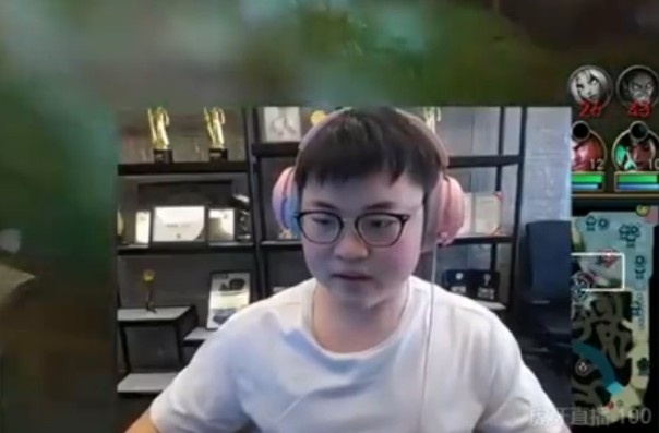 Uzi走位连续躲Cryin塞拉斯3个E：我是能给你链到的？