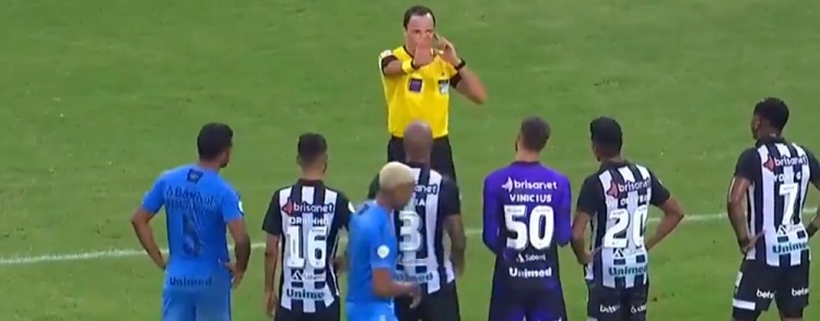 严格遵守防疫规定，巴西裁判划线规定球员抗议距离