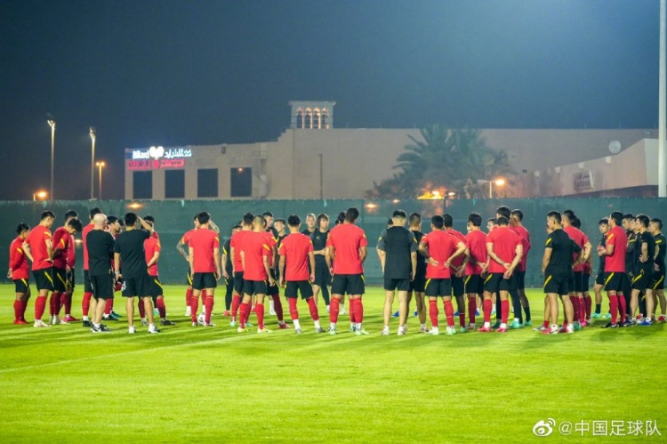 国足进行抵达沙迦后首堂场地训练课,王大雷因腰部不适缺席