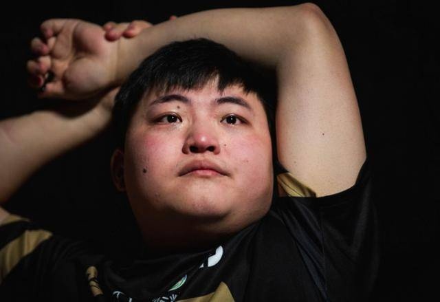 演员横行 UZI不直播7连胜 一开直播6连跪其中5把SVP 队友狂送21个