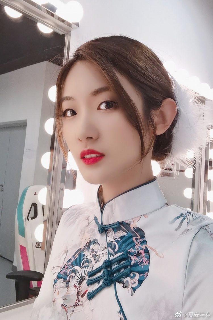 英文流主持人晒照:趁刚才暂停时候悄悄来了几个小自拍