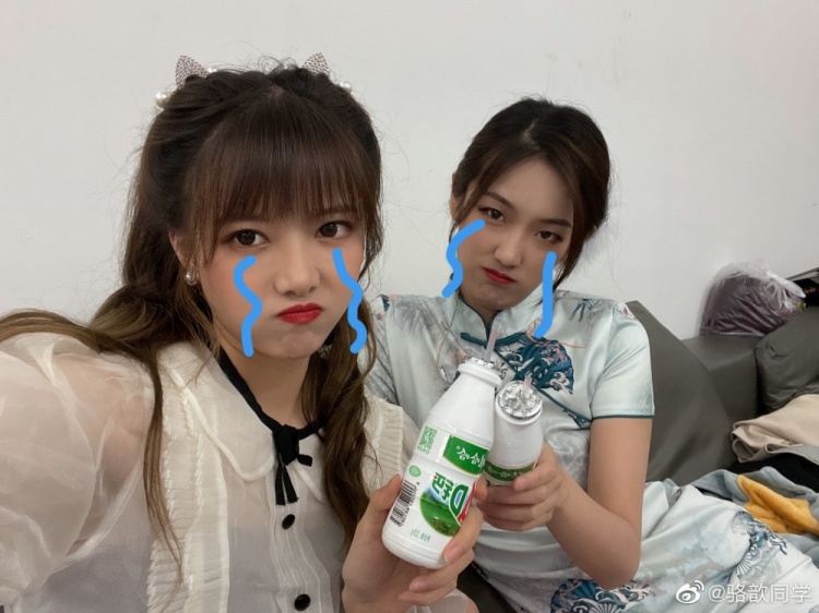 LPL主持骆歆微博晒照：今天第一天上班就究极加班