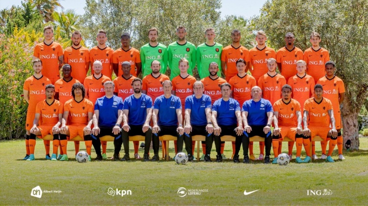 大战在即！荷兰队拍摄全家福为欧洲杯壮行，德容C位
