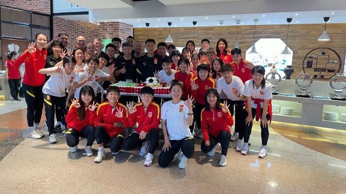 中国女足纪念贾秀全执教三周年，吴海燕发文：贾家军，继续战斗！