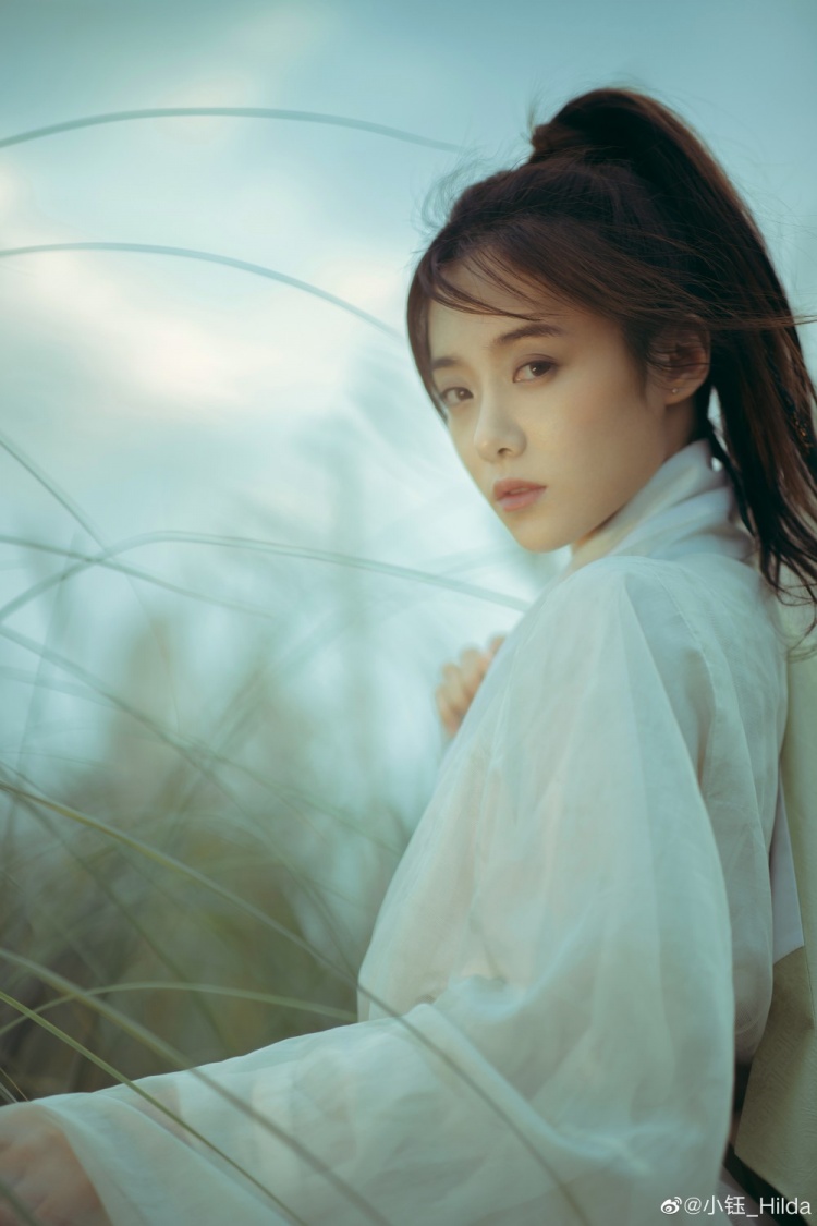 主持小钰晒照应援LPL国风日:十年磨一剑,霜刃未曾试。