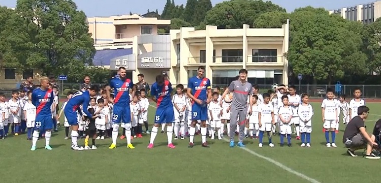 申花队员与小球员进行5对100足球赛，莫雷诺、杨旭等上演父子对决