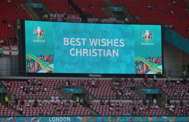 一切安好!温布利现场大屏幕标语祝福埃里克森