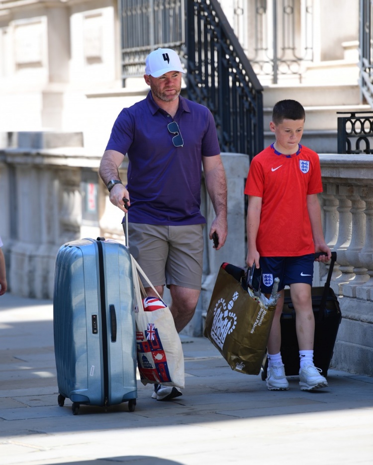 看看谁来了!鲁尼一家现场观战为英格兰助威