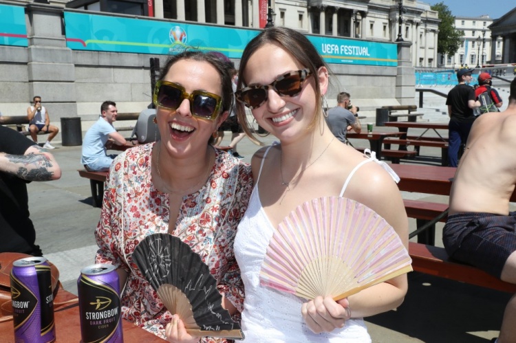 谁更抢镜?美女球迷现场助威英格兰vs克罗地亚