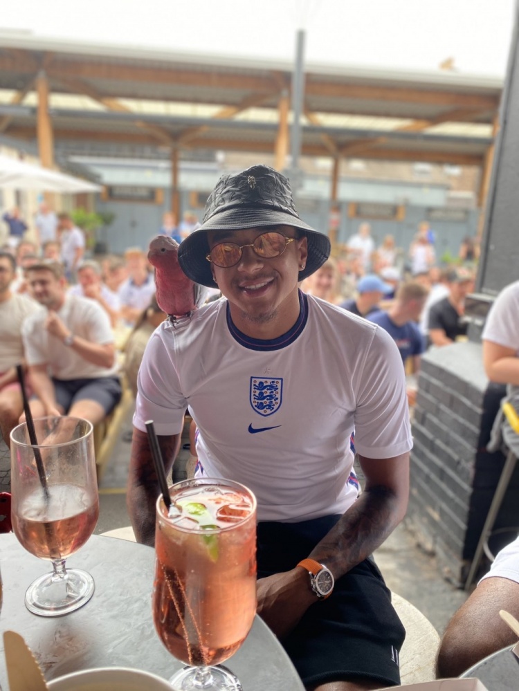 林皇晒休假照为国家队加油:加油!英格兰!