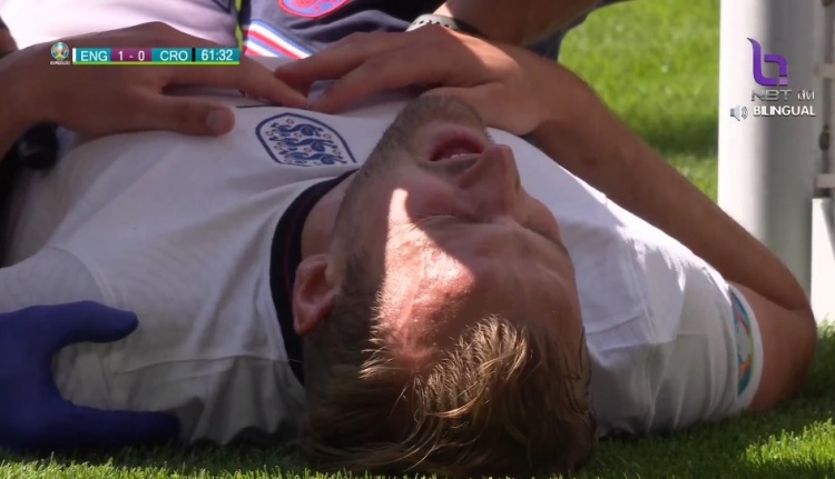 凯恩抢射后撞到门柱,痛苦倒地队医进场查看