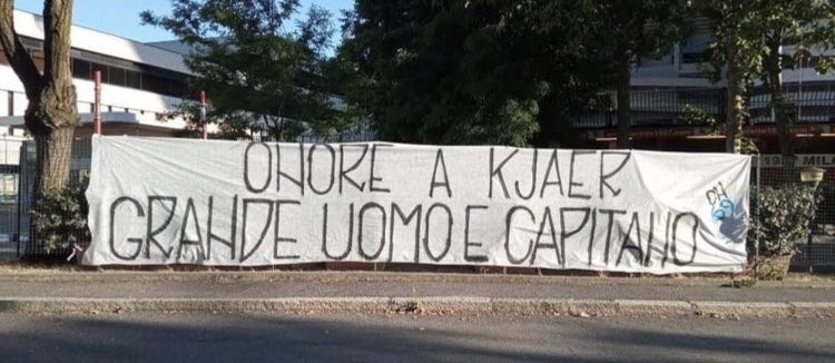 生死超越敌对,国米球迷拉横幅向克亚尔表示致敬