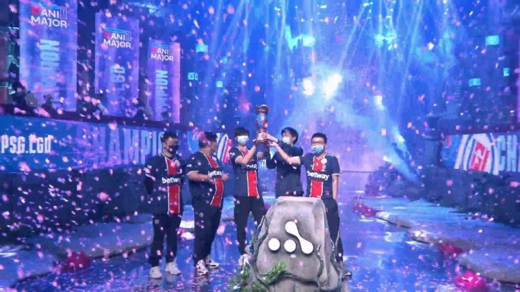 基辅Major总决赛：现场PSG.LGD队员捧杯