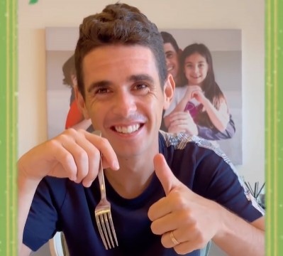 奥斯卡晒“入乡随俗”吃粽子:端午安康,今天吃粽子了么?