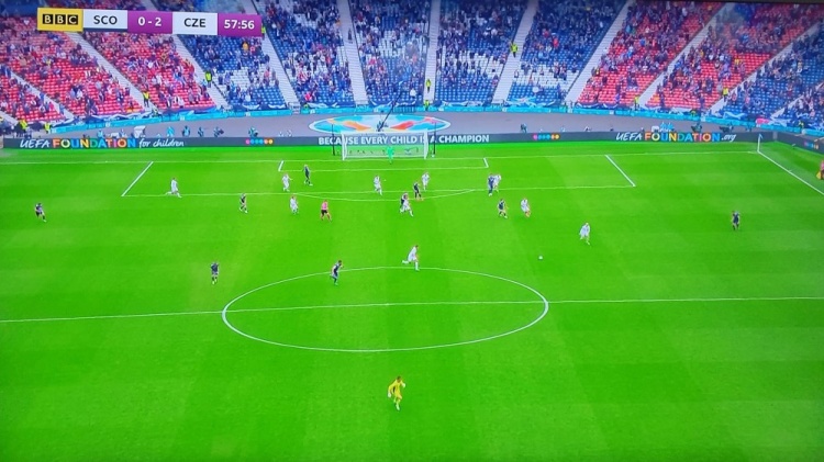 太浪得背锅？反击发起时，苏格兰门将站位接近中圈