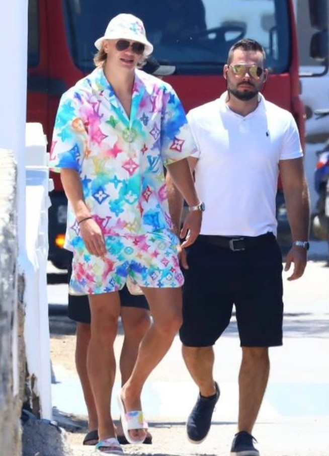 穿得花花绿绿嗨起来,哈兰德在小岛开party度假狂欢